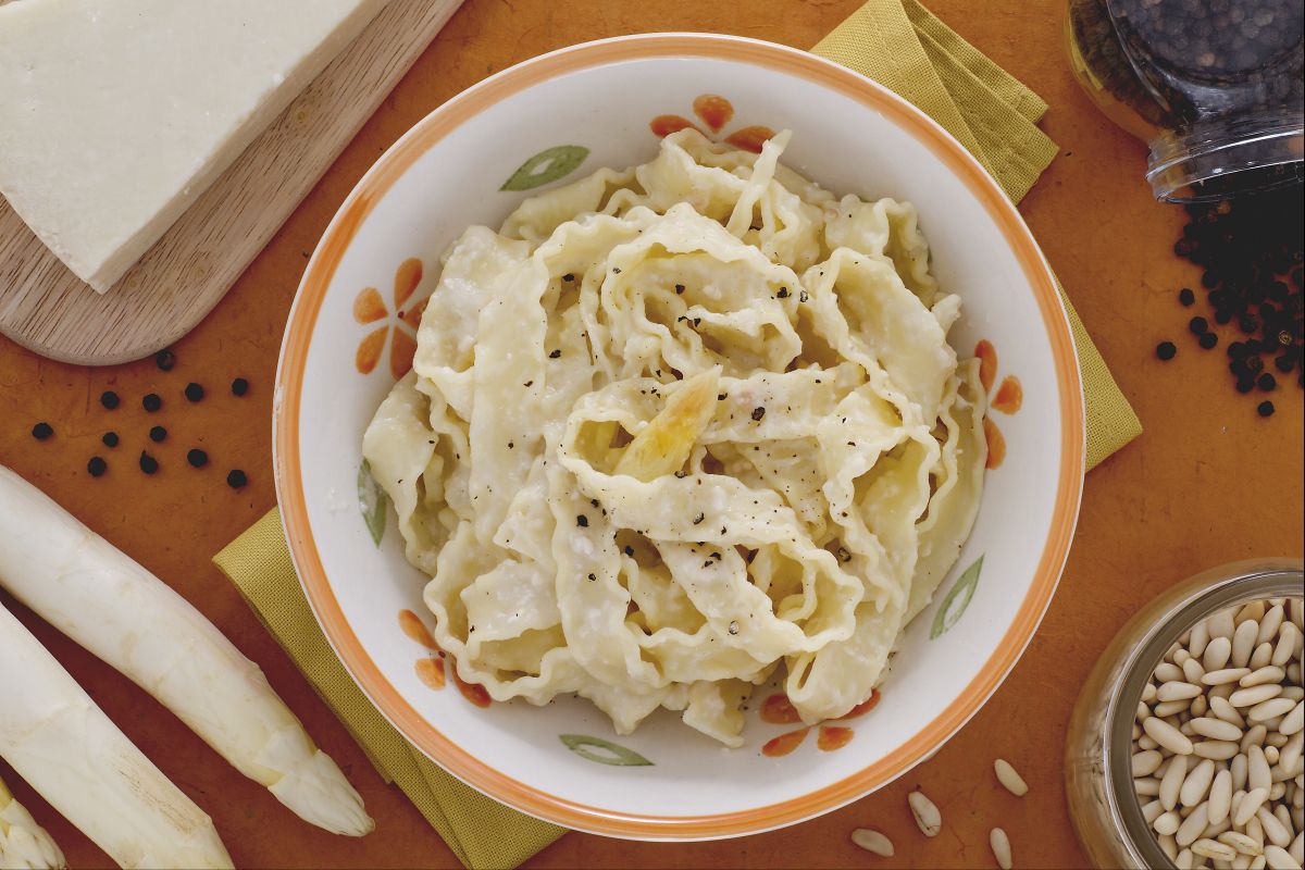 Reginette mit weißem Spargelpesto