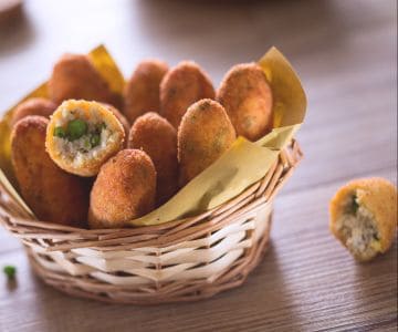 Hähnchen- und Erbsenkroketten