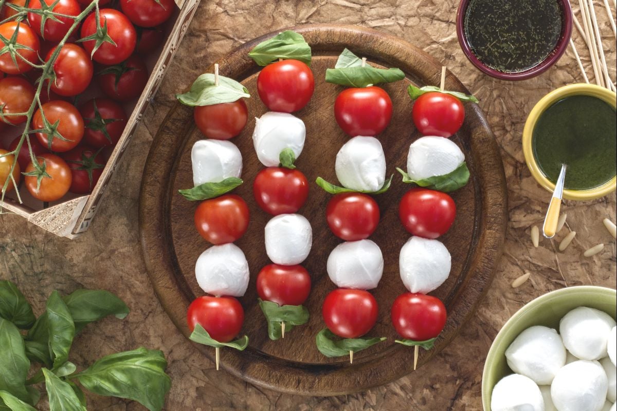 Spieße mit Kirschtomaten und Mozzarellakugeln