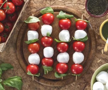 Spieße mit Kirschtomaten und Mozzarellakugeln