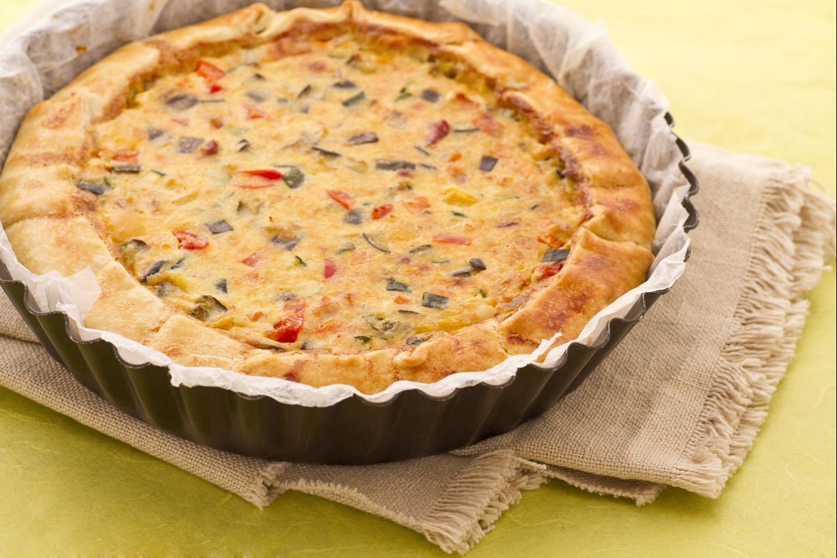 Quiche mit Gemüse und Speck
