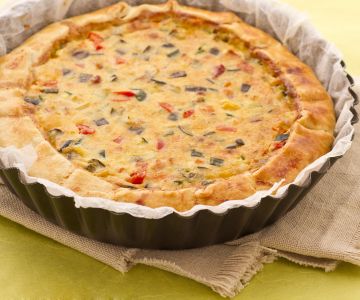 Quiche mit Gemüse und Speck