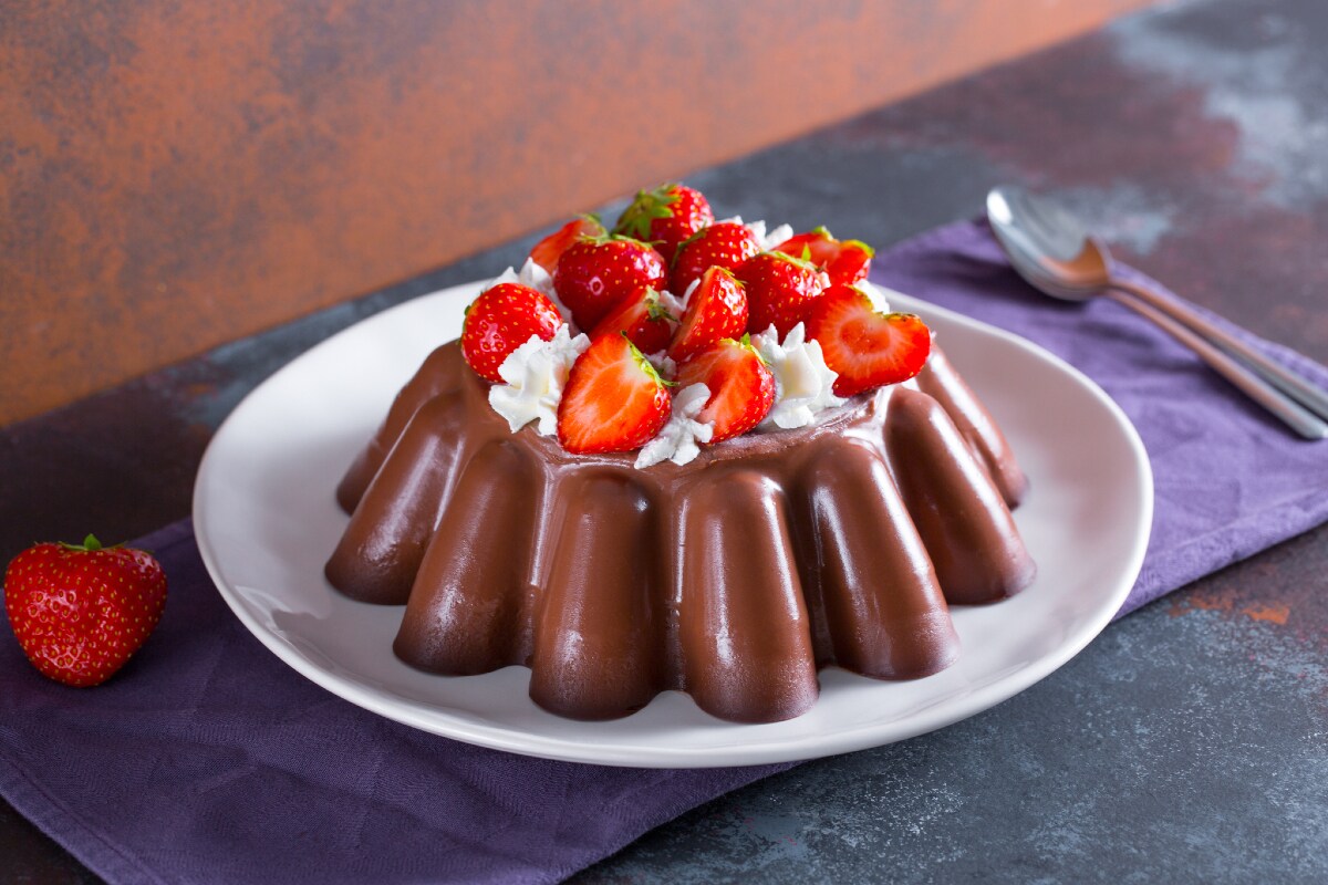 Schokoladenpudding mit Sahne und Erdbeeren