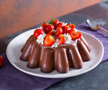 Schokoladenpudding mit Sahne und Erdbeeren