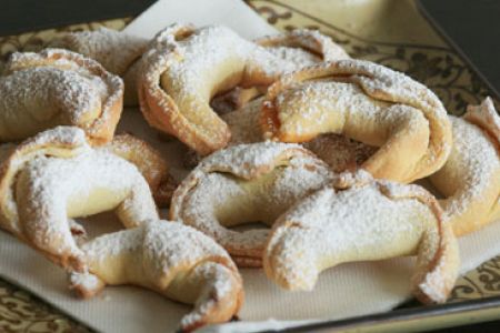 Gefüllte Hörnchen mit Konfitüre