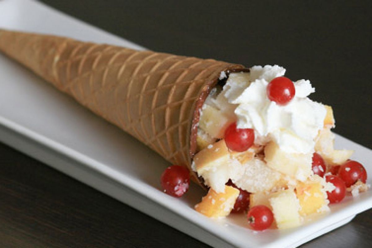 Kegel mit Schokolade gefüllt mit Obstsalat