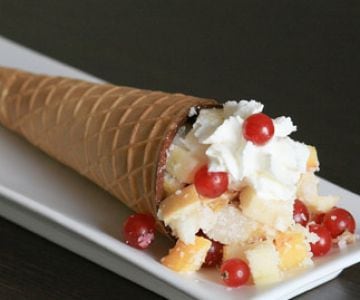 Kegel mit Schokolade gefüllt mit Obstsalat