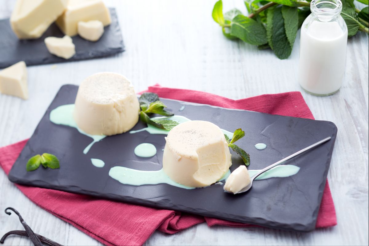 Weiße Schokoladenbayerische Creme mit Minzsauce