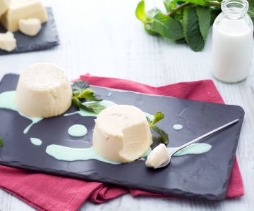 Weiße Schokoladenbayerische Creme mit Minzsauce