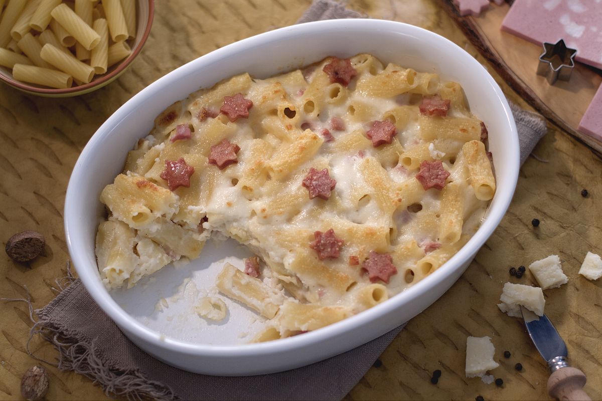 Überbackene Rigatoni mit Mortadella-Sternen