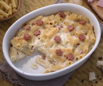 Überbackene Rigatoni mit Mortadella-Sternen