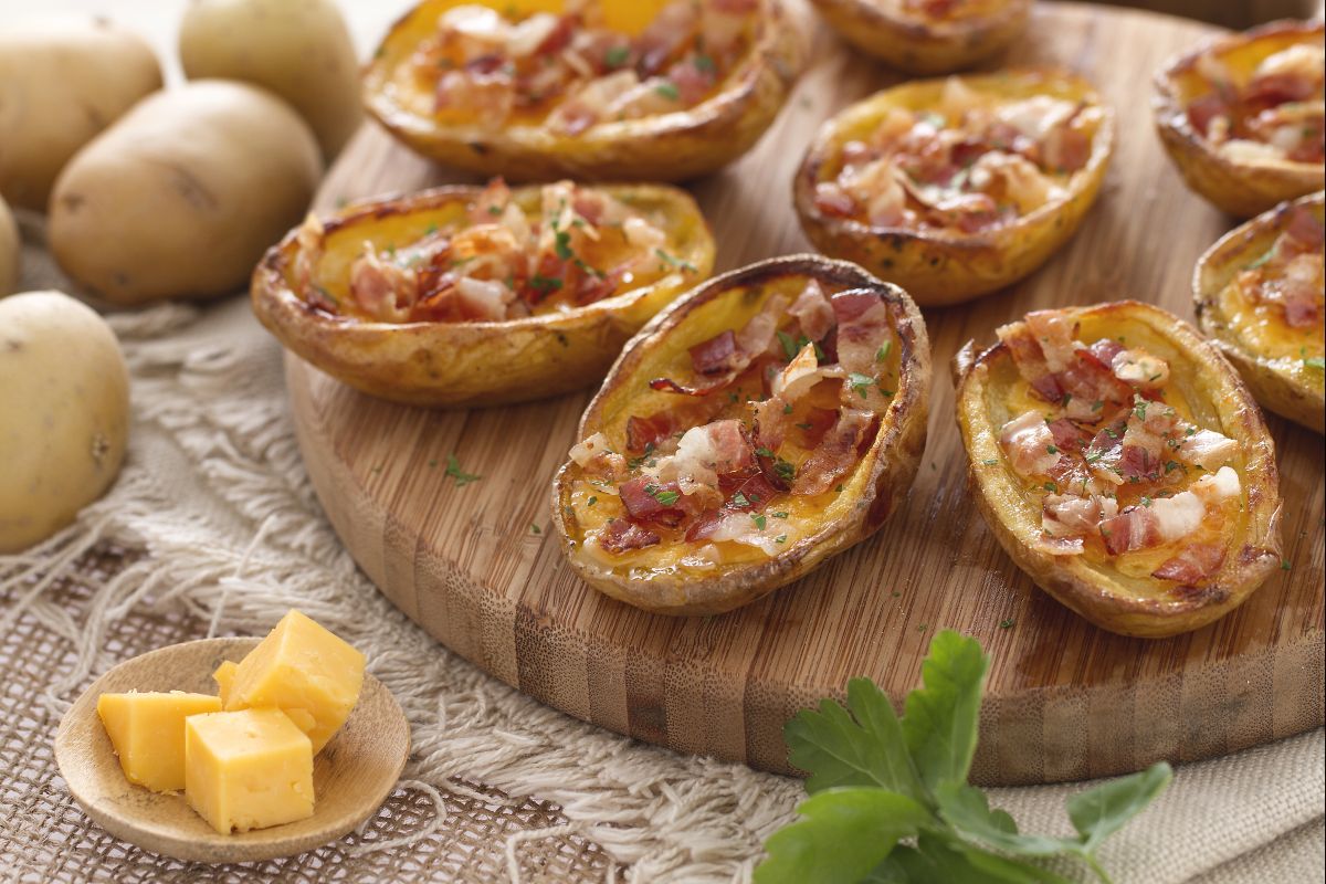 Kartoffelboote mit Cheddar und Speck