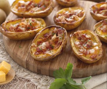 Kartoffelboote mit Cheddar und Speck