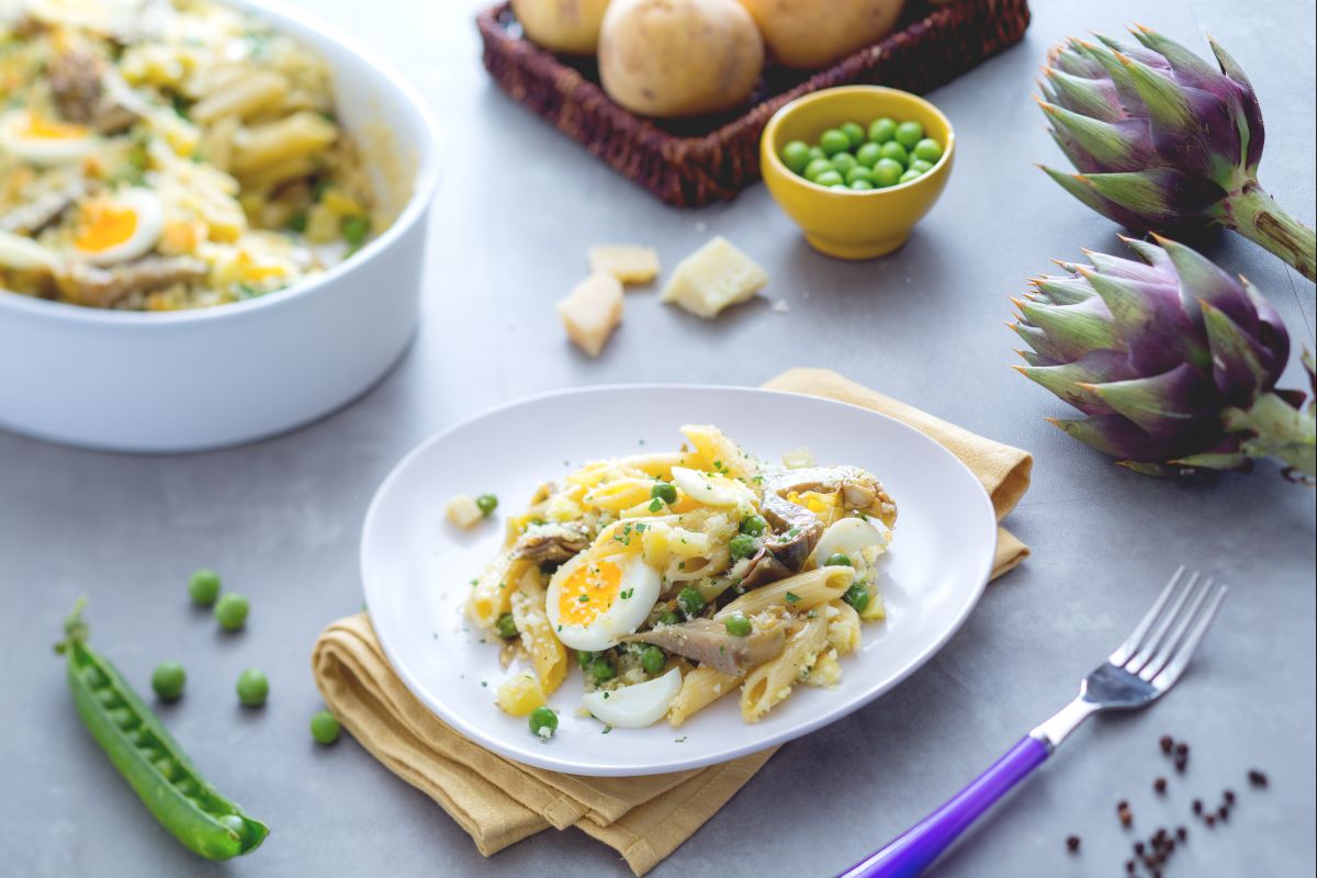 Blech mit Pasta, Artischocken, Kartoffeln und Erbsen
