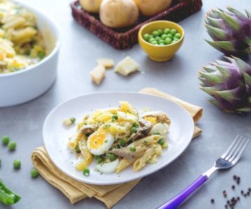 Blech mit Pasta, Artischocken, Kartoffeln und Erbsen