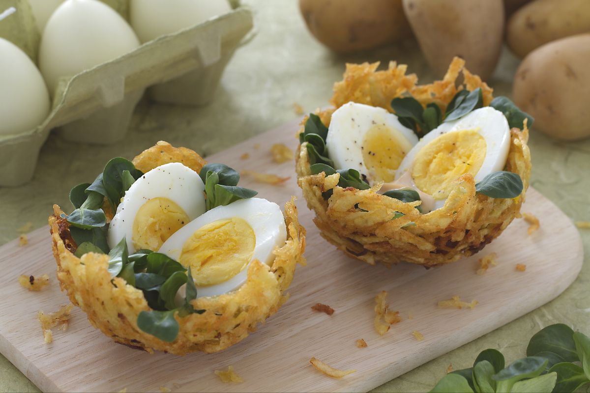 Kartoffelnester mit Eiern