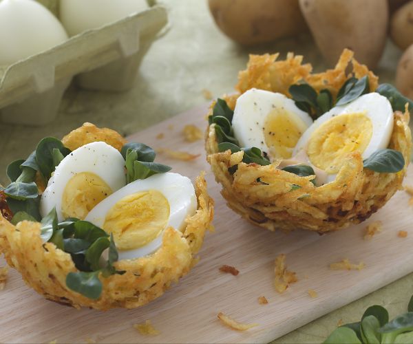 Kartoffelnester mit Eiern