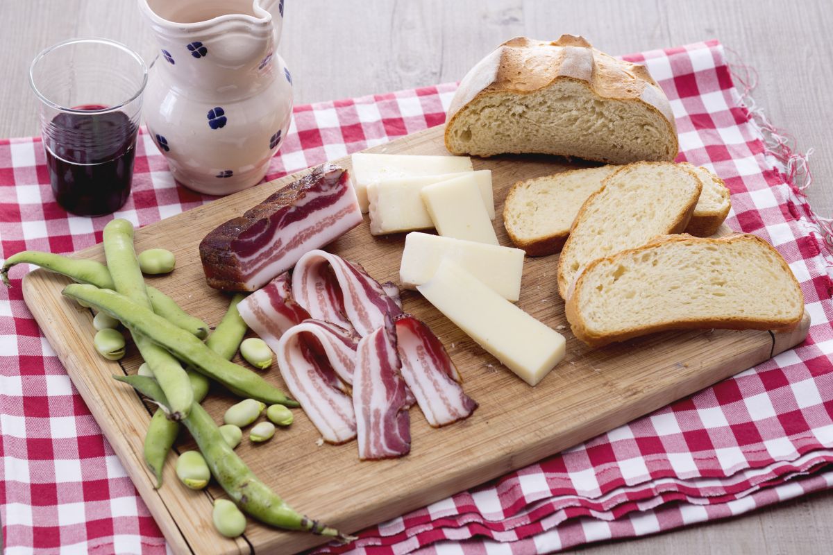 Dicke Bohnen, Pecorino und Speck