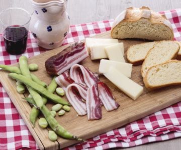 Dicke Bohnen, Pecorino und Speck