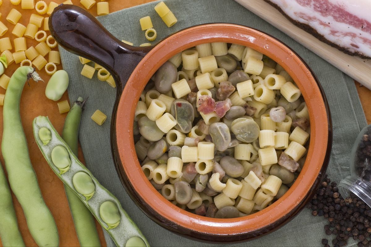 Pasta und Saubohnen