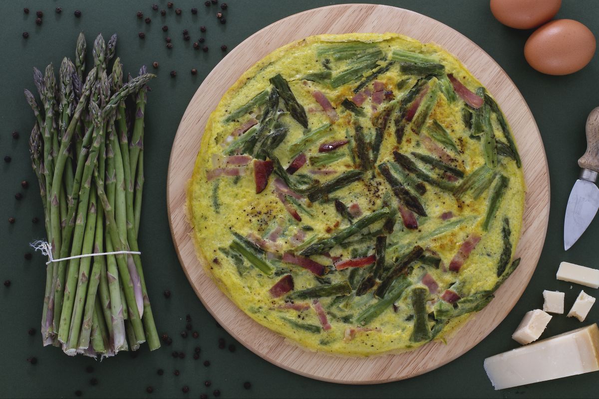 Omelett mit Wildspargel und Speck