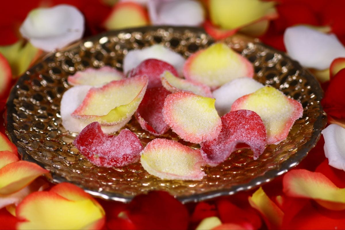 Gezuckerte Rosenblätter