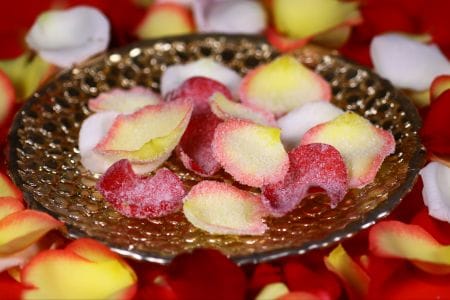 Gezuckerte Rosenblätter