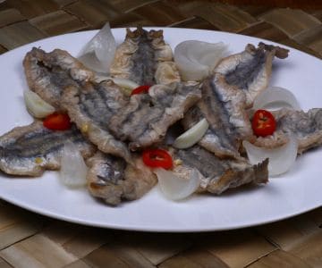 Marinierte frittierte Sardellen