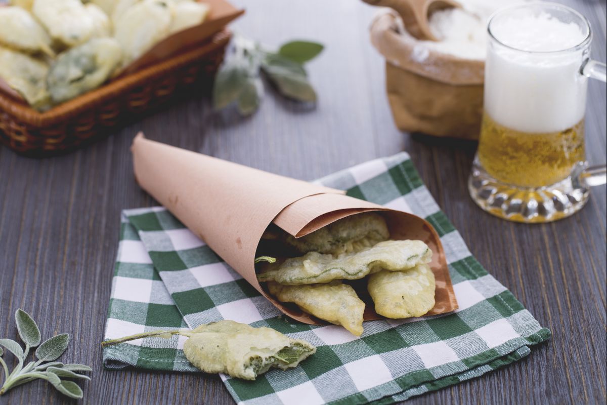 Frittierter Salbei im Teigmantel