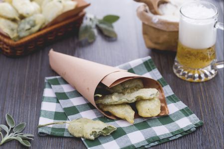 Frittierter Salbei im Teigmantel