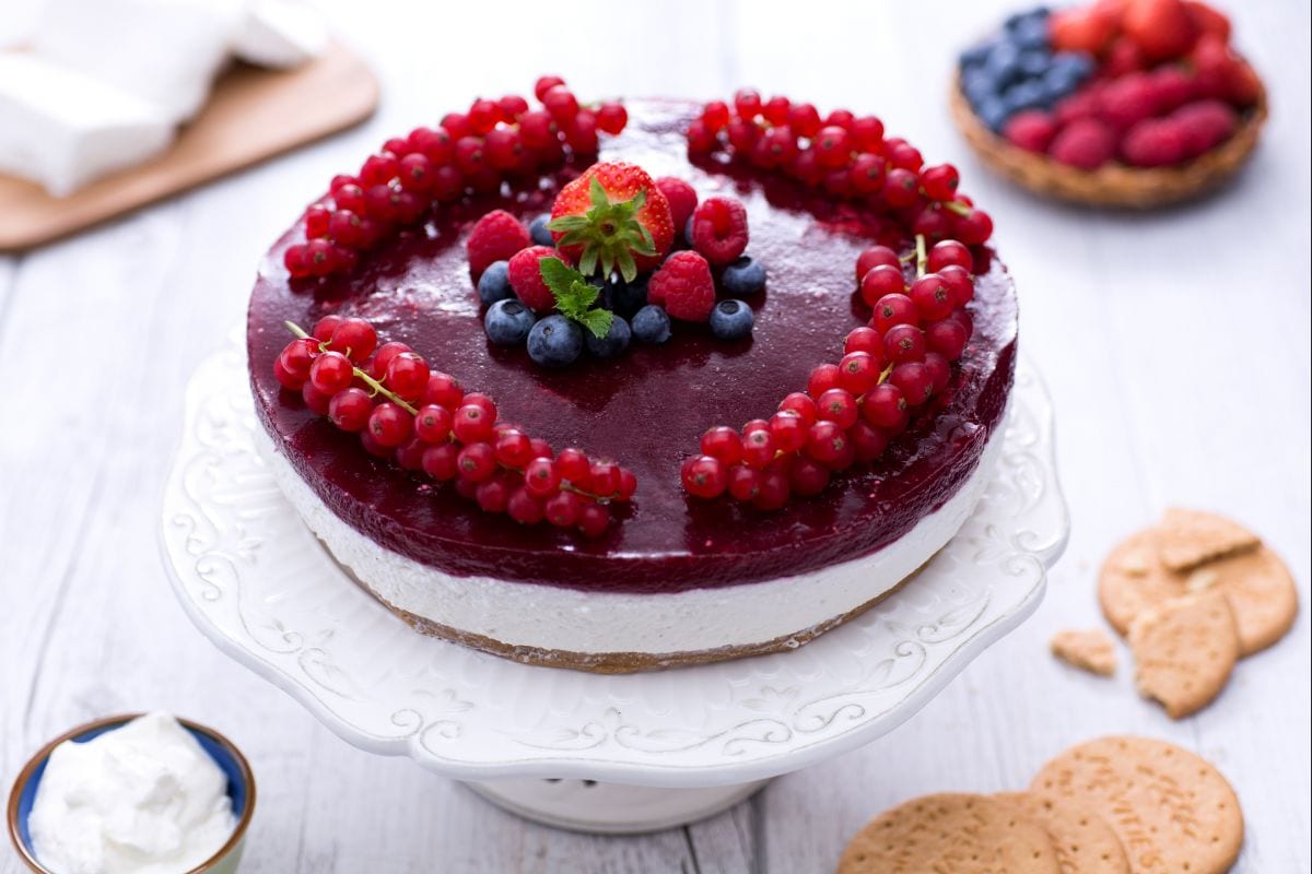 Joghurtkuchen mit Erdbeergelee und Waldbeeren