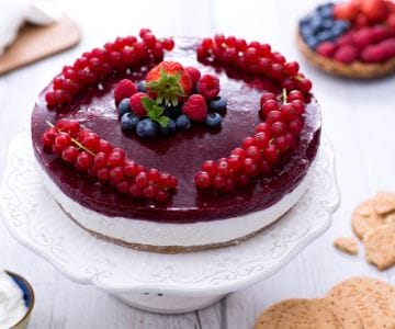 Joghurtkuchen mit Erdbeergelee und Waldbeeren