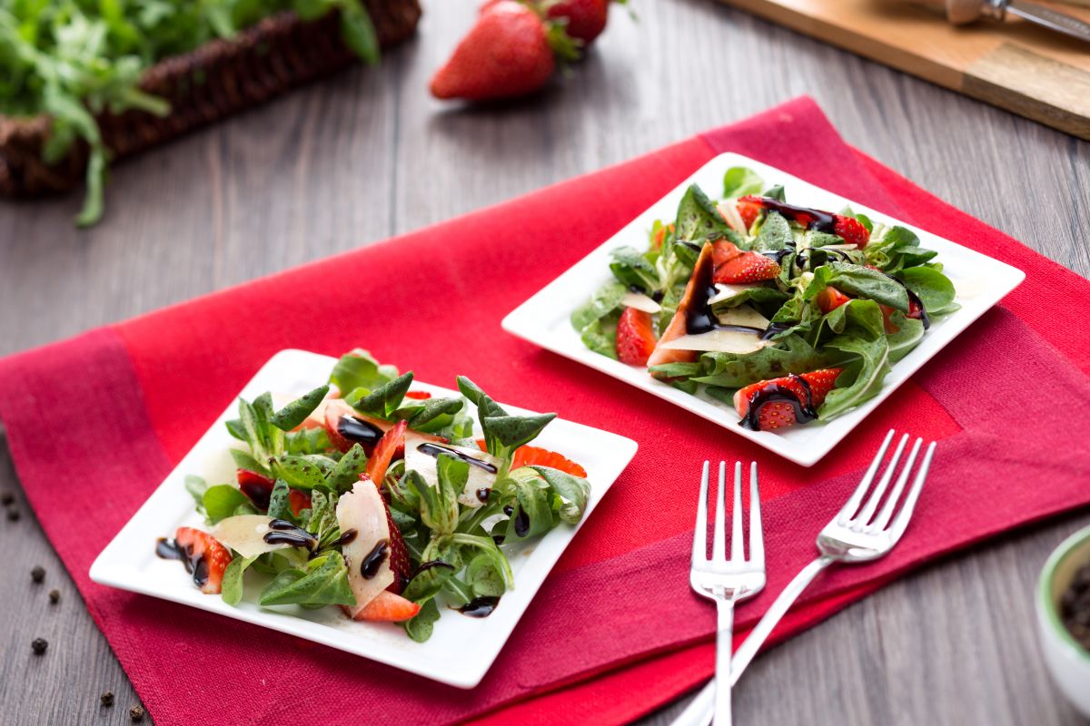 Salat mit Erdbeeren und Balsamico