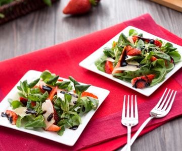 Salat mit Erdbeeren und Balsamico