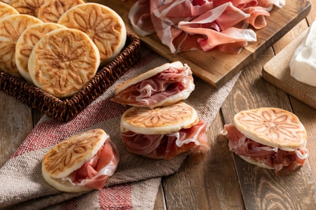 Tigelle mit rohem Schinken und Crescenza