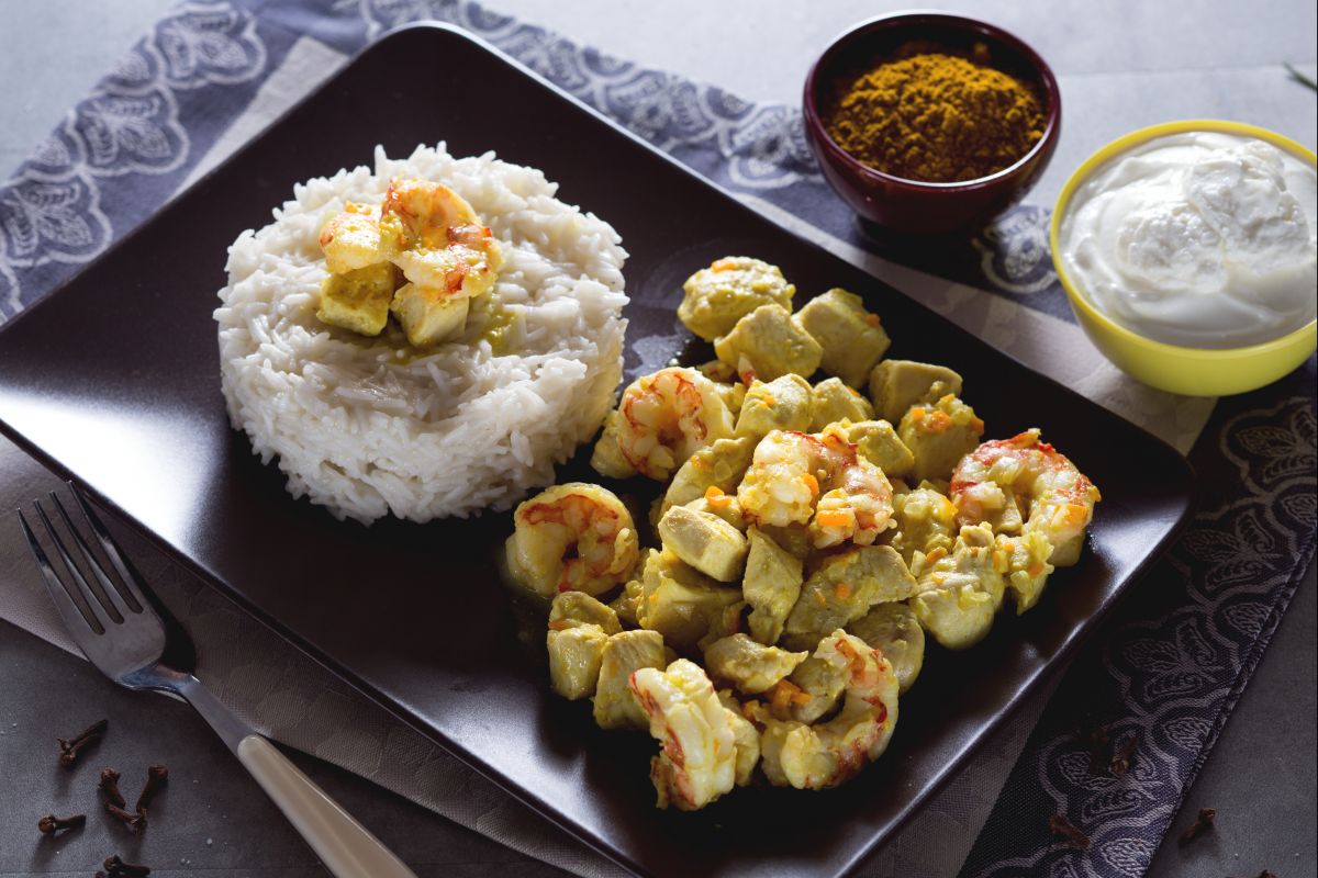 Hähnchen und Garnelen in Curry mit Basmati-Reis