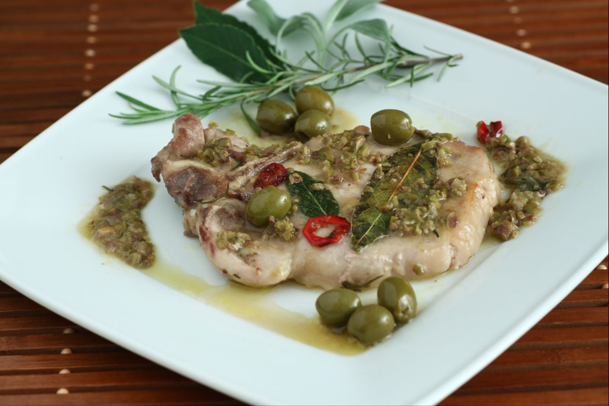 Schweineknoten mit Oliven