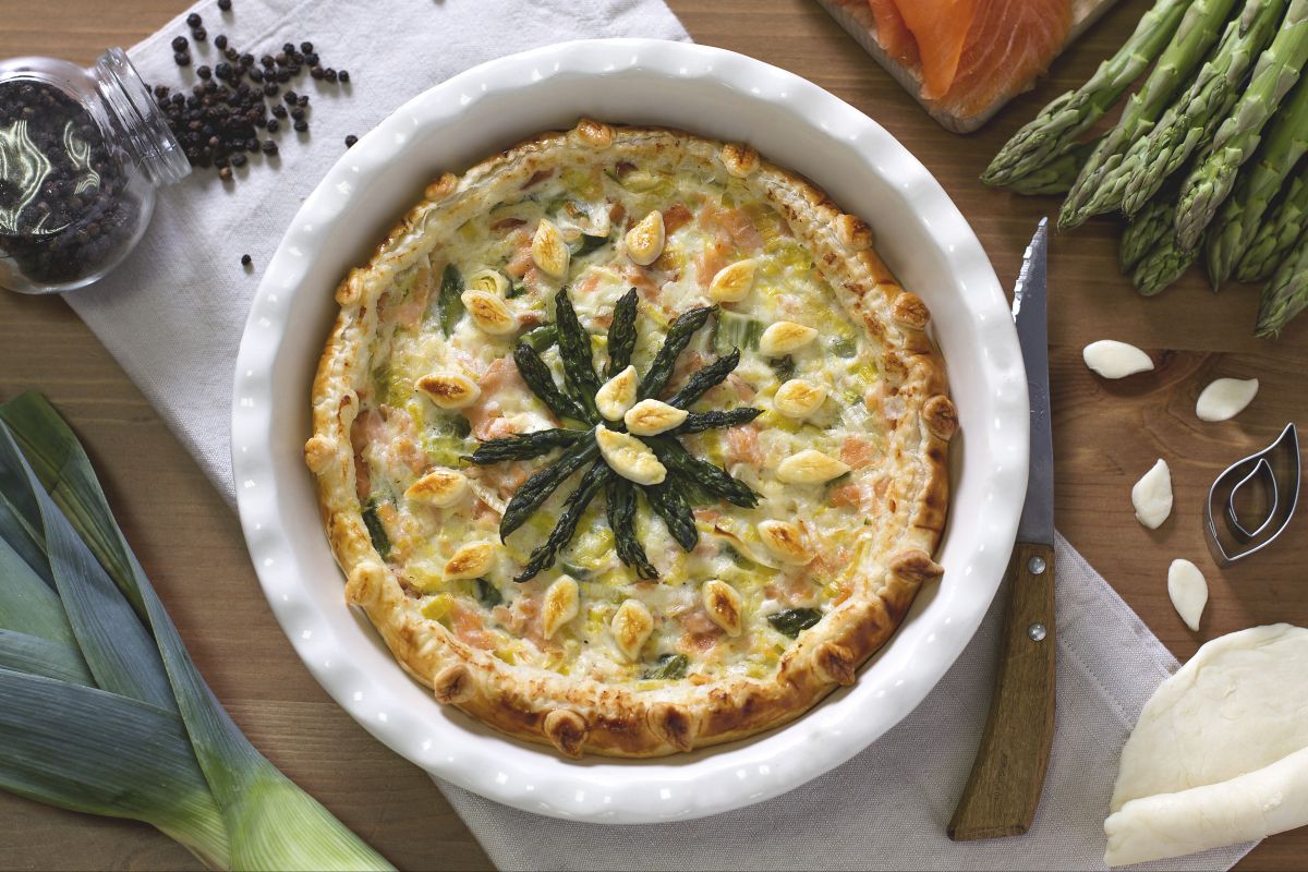 Lachsquiche mit Spargel und Lauch