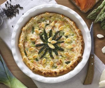 Lachsquiche mit Spargel und Lauch