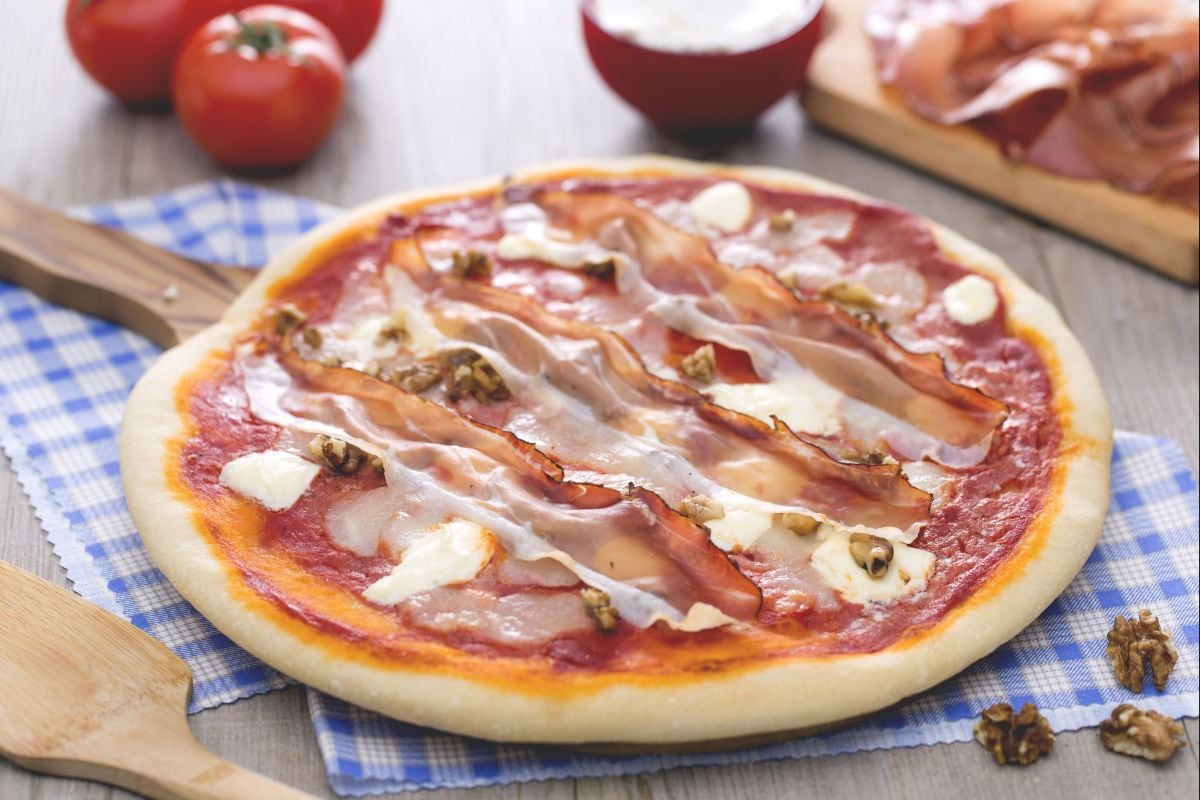 Pizza mit Mascarpone, Speck und Walnüssen