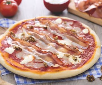 Pizza mit Mascarpone, Speck und Walnüssen