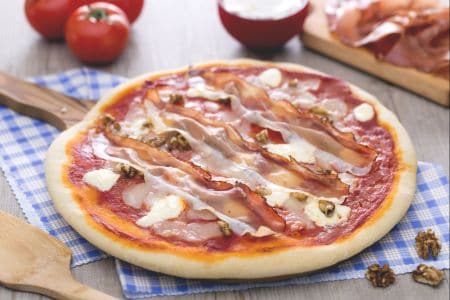 Pizza mit Mascarpone, Speck und Walnüssen