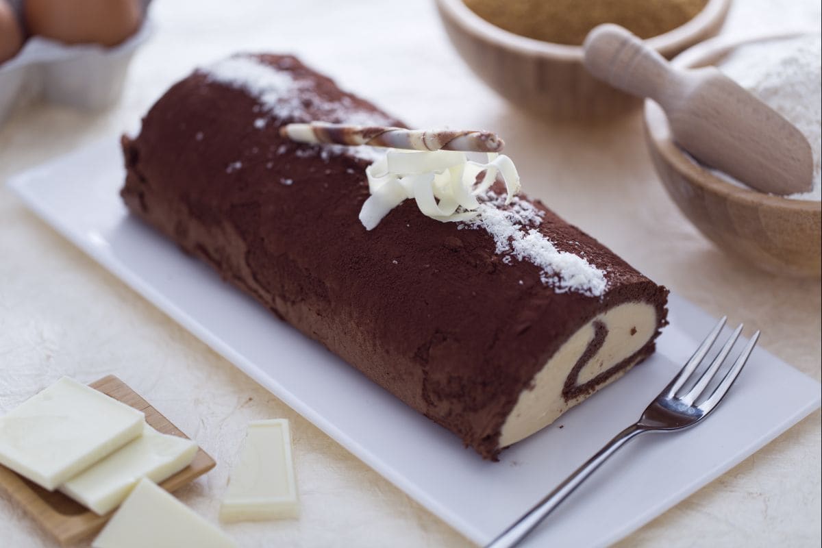 Kakaorolle mit weißer Schokoladencreme