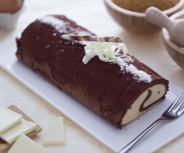Kakaorolle mit weißer Schokoladencreme