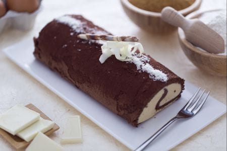 Kakaorolle mit weißer Schokoladencreme