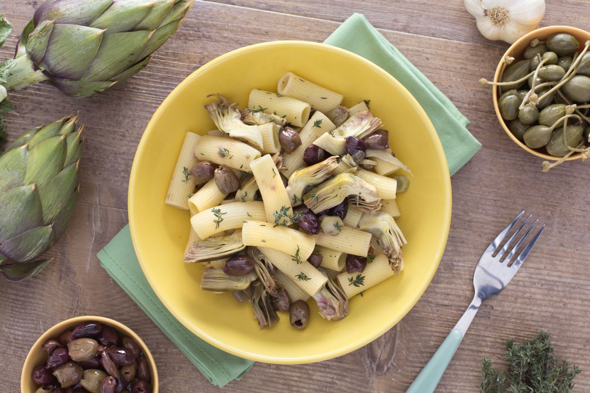 Rigatoni mit Artischocken, Oliven und Kapern