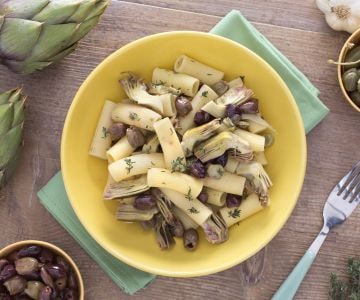 Rigatoni mit Artischocken, Oliven und Kapern