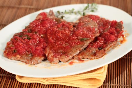 Schnitzel mit Tomaten, Thymian und Majoran