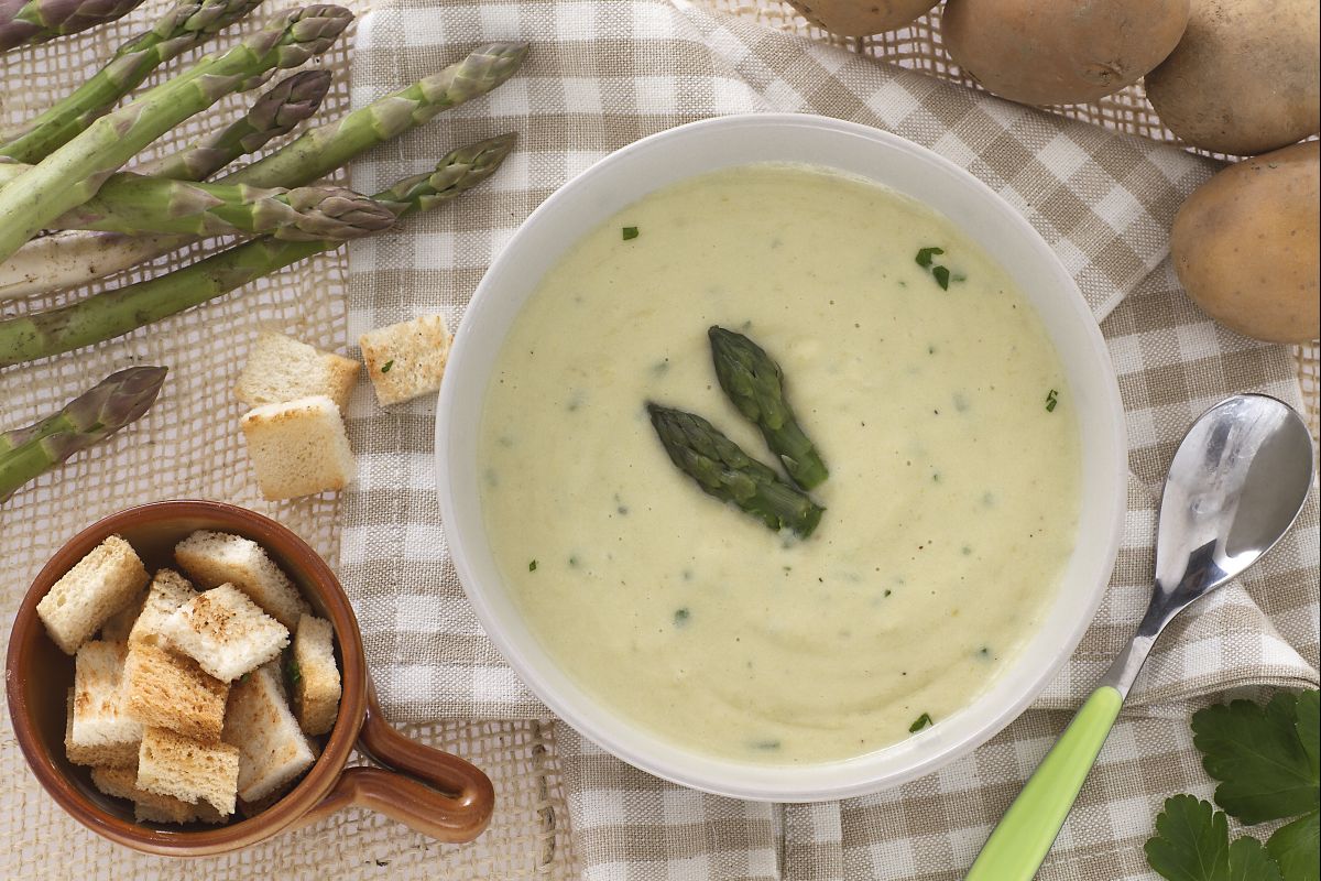 Spargelsuppe mit Kartoffeln und Croutons