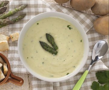 Spargelsuppe mit Kartoffeln und Croutons